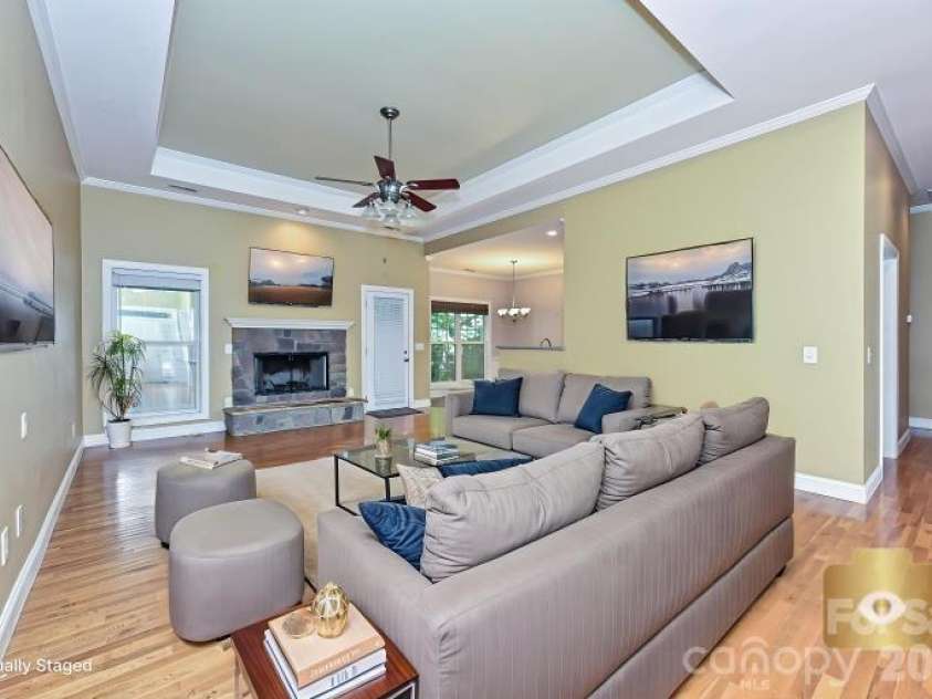 2715 Lakeview Circle, Matthews, NC 28105.  MLS# CAR4425587, YatesRealty ID 51666. 