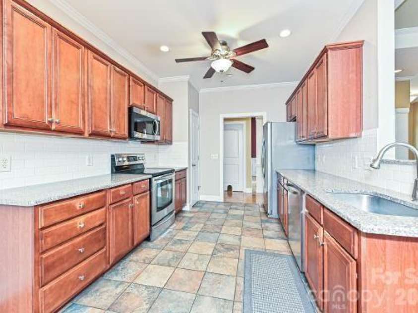 2715 Lakeview Circle, Matthews, NC 28105.  MLS# CAR4425587, YatesRealty ID 51666. 