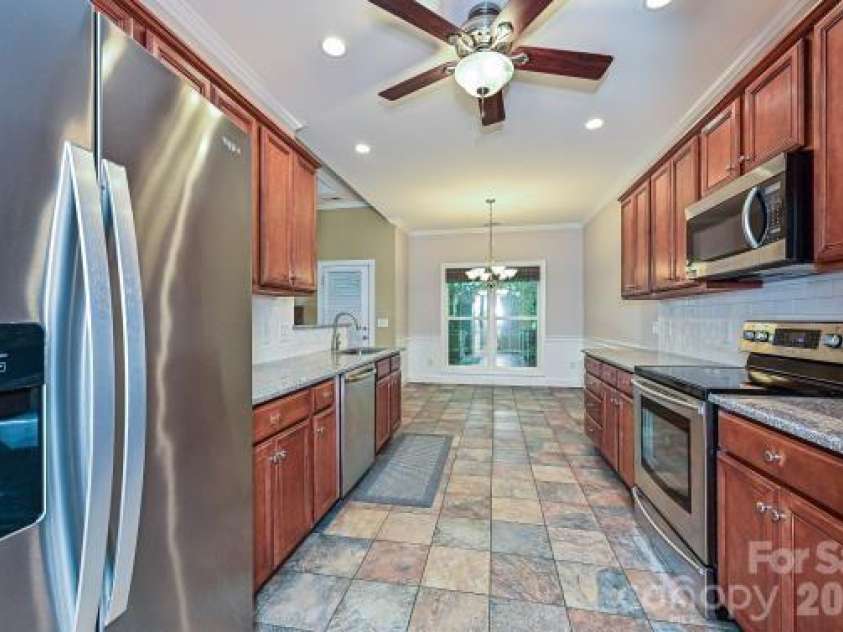 2715 Lakeview Circle, Matthews, NC 28105.  MLS# CAR4425587, YatesRealty ID 51666. 