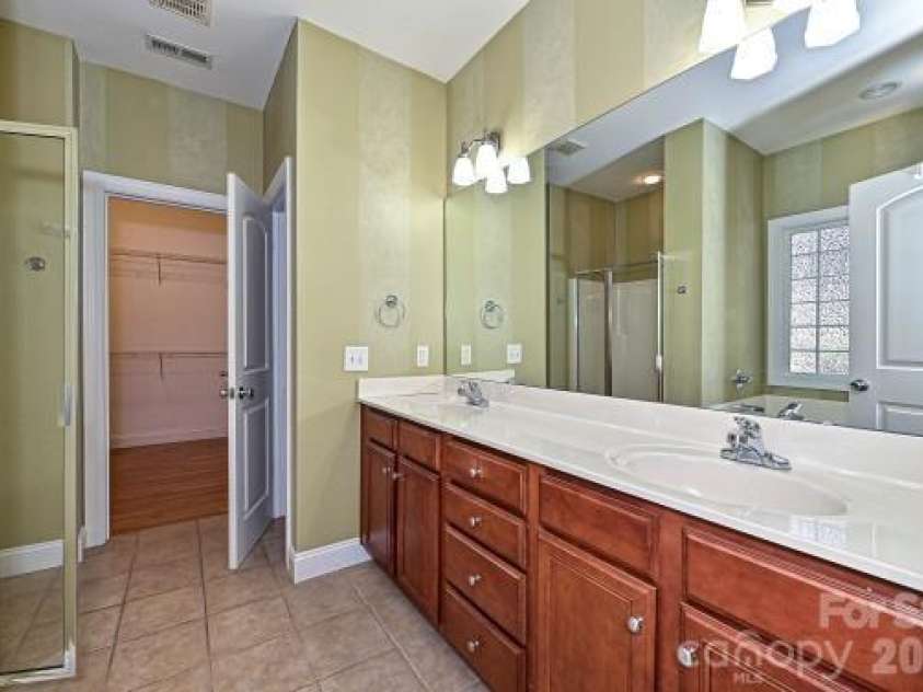 2715 Lakeview Circle, Matthews, NC 28105.  MLS# CAR4425587, YatesRealty ID 51666. 