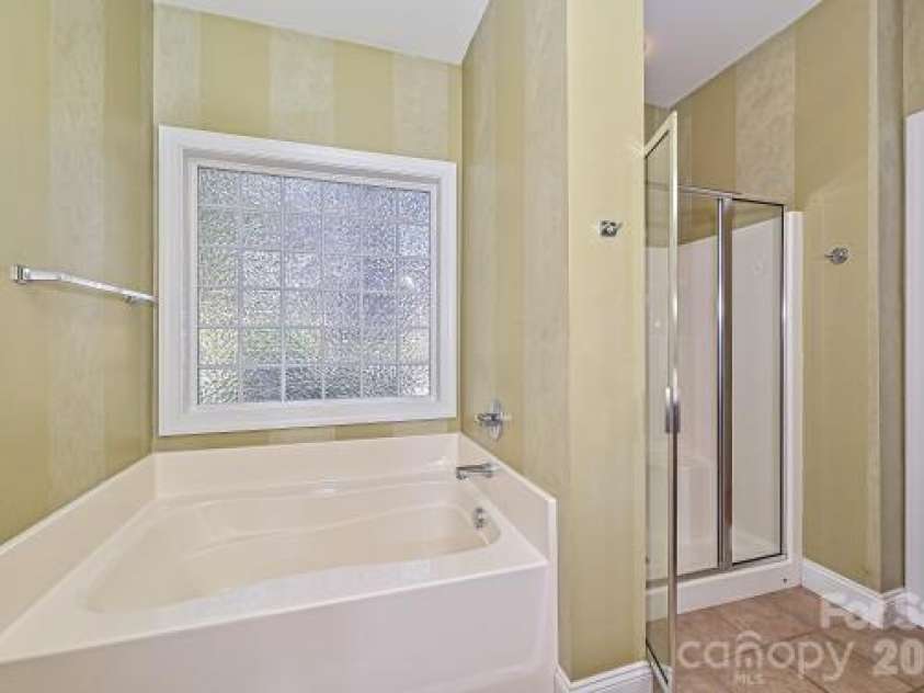 2715 Lakeview Circle, Matthews, NC 28105.  MLS# CAR4425587, YatesRealty ID 51666. 