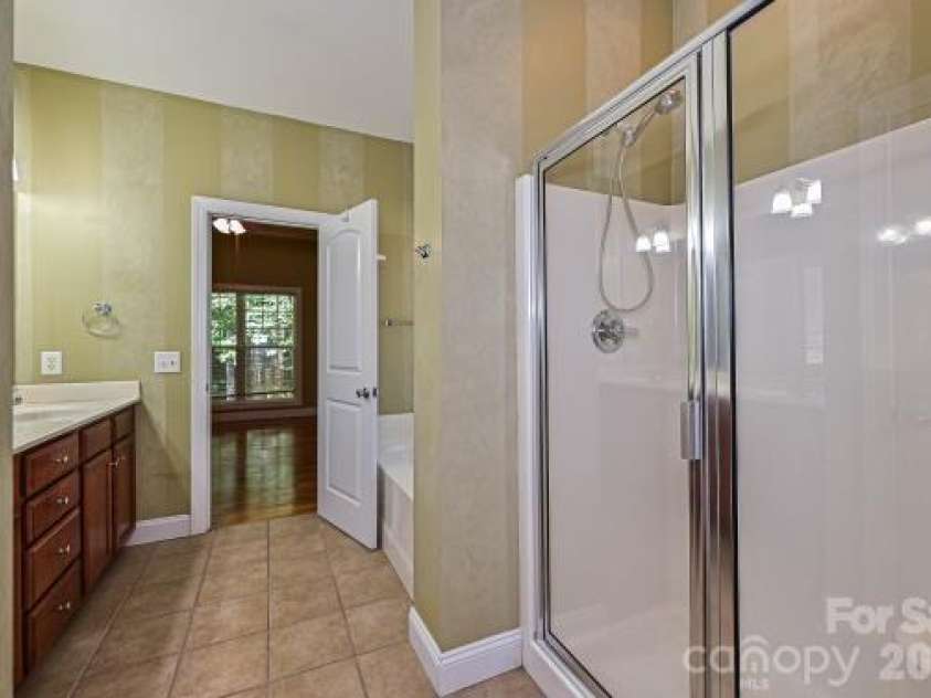 2715 Lakeview Circle, Matthews, NC 28105.  MLS# CAR4425587, YatesRealty ID 51666. 
