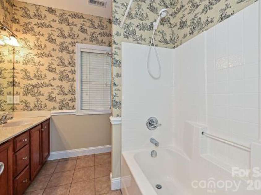2715 Lakeview Circle, Matthews, NC 28105.  MLS# CAR4425587, YatesRealty ID 51666. 