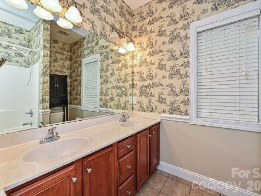 2715 Lakeview Circle, Matthews, NC 28105.  MLS# CAR4425587, YatesRealty ID 51666. 