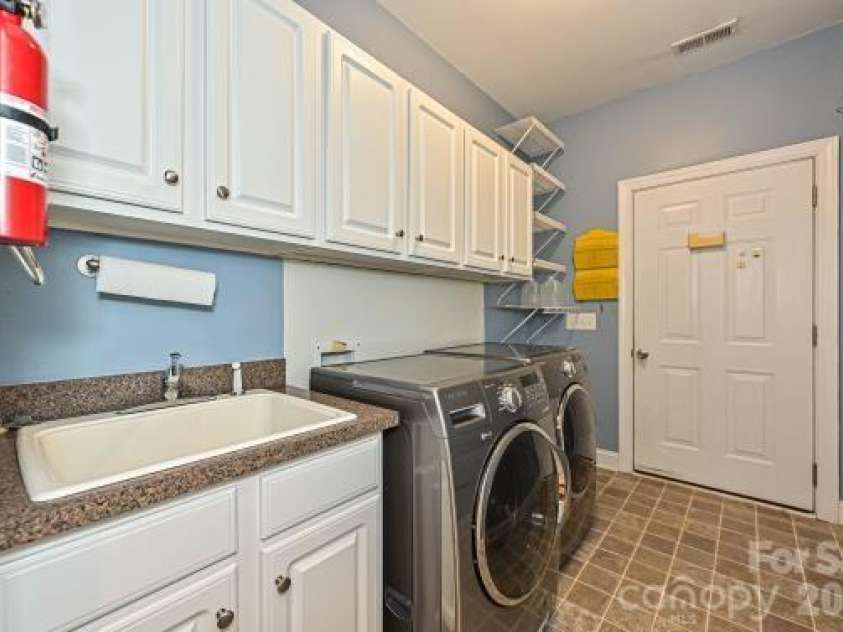 2715 Lakeview Circle, Matthews, NC 28105.  MLS# CAR4425587, YatesRealty ID 51666. 