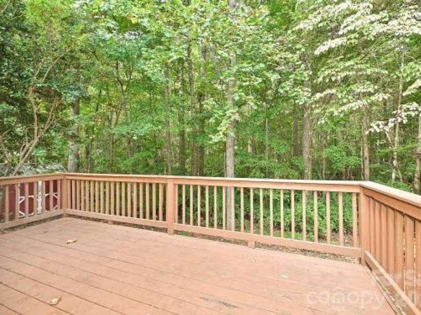 2715 Lakeview Circle, Matthews, NC 28105.  MLS# CAR4425587, YatesRealty ID 51666. 