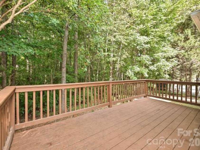 2715 Lakeview Circle, Matthews, NC 28105.  MLS# CAR4425587, YatesRealty ID 51666. 