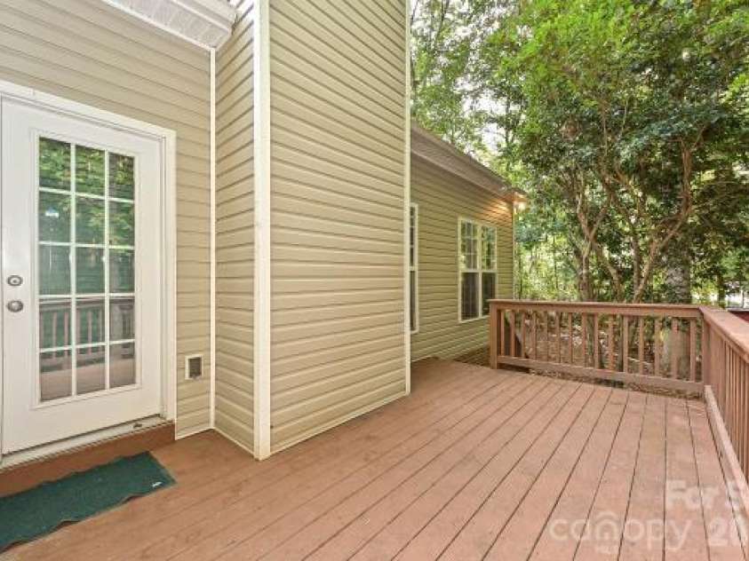 2715 Lakeview Circle, Matthews, NC 28105.  MLS# CAR4425587, YatesRealty ID 51666. 