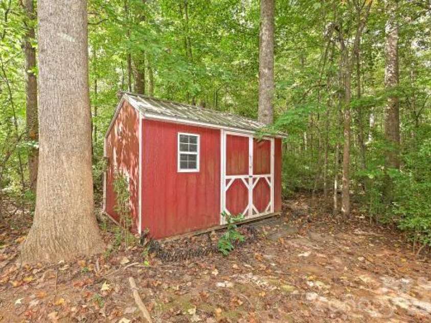 2715 Lakeview Circle, Matthews, NC 28105.  MLS# CAR4425587, YatesRealty ID 51666. 