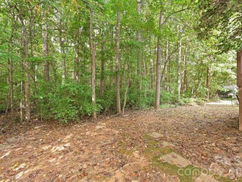2715 Lakeview Circle, Matthews, NC 28105.  MLS# CAR4425587, YatesRealty ID 51666. 