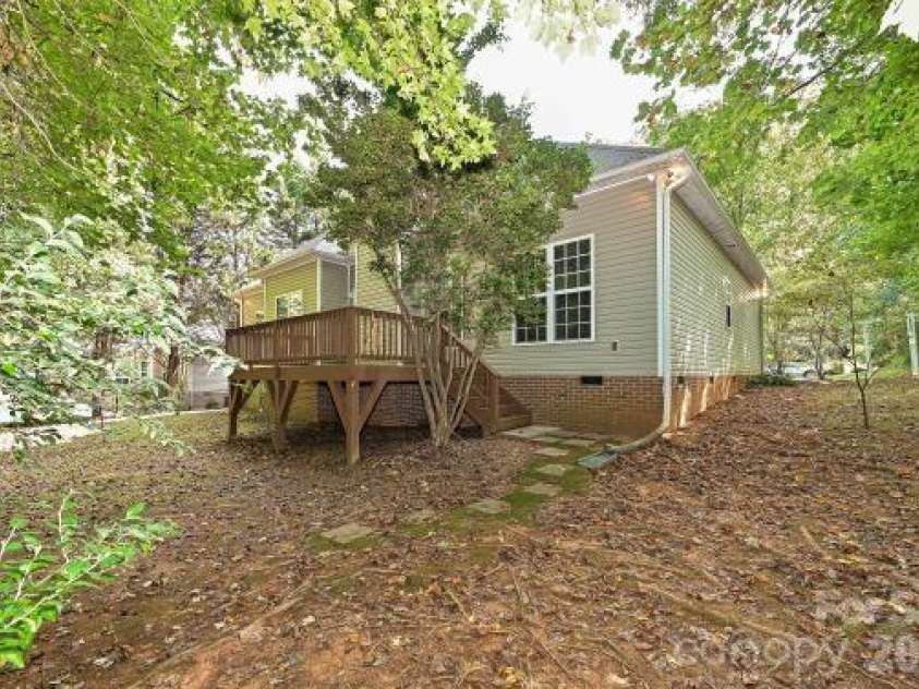 2715 Lakeview Circle, Matthews, NC 28105.  MLS# CAR4425587, YatesRealty ID 51666. 
