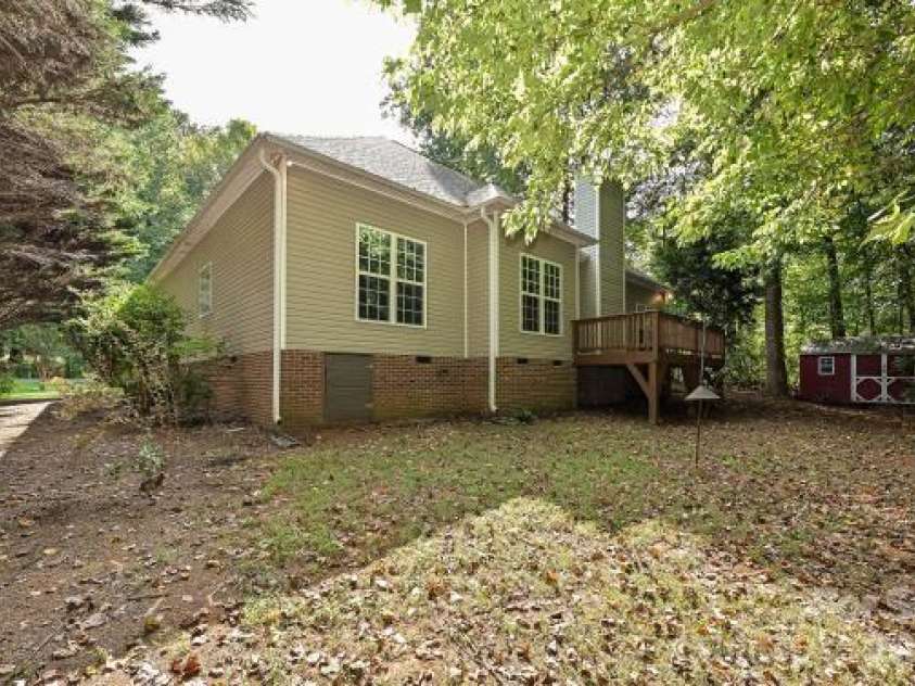 2715 Lakeview Circle, Matthews, NC 28105.  MLS# CAR4425587, YatesRealty ID 51666. 