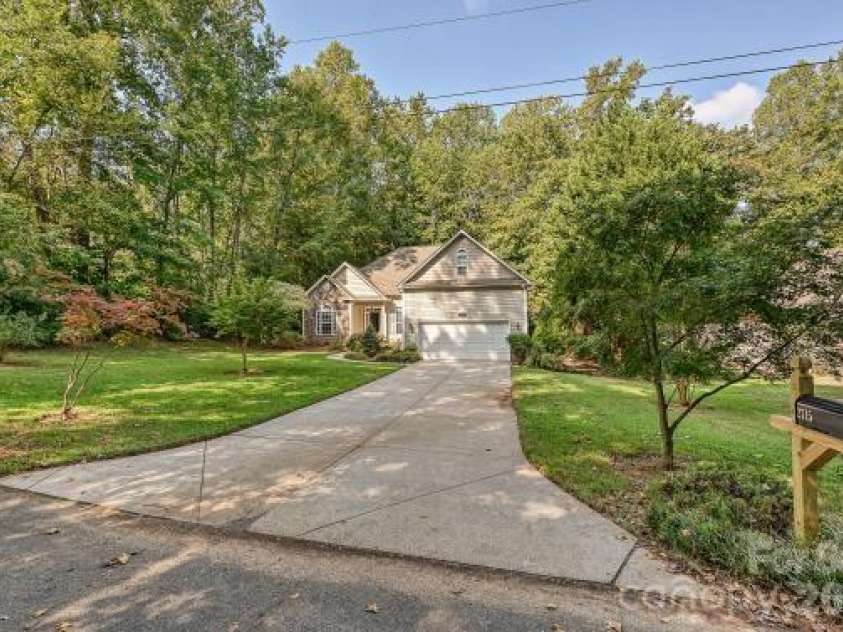 2715 Lakeview Circle, Matthews, NC 28105.  MLS# CAR4425587, YatesRealty ID 51666. 