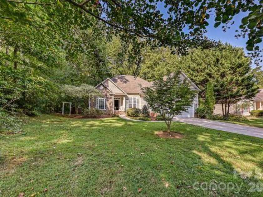 2715 Lakeview Circle, Matthews, NC 28105.  MLS# CAR4425587, YatesRealty ID 51666. 