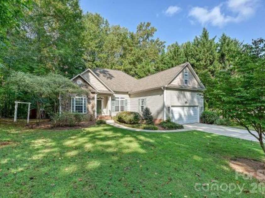 2715 Lakeview Circle, Matthews, NC 28105.  MLS# CAR4425587, YatesRealty ID 51666. 