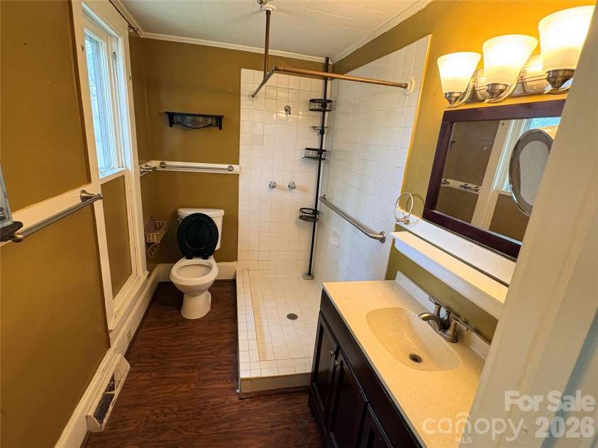 123 York Street, Chester, SC 29706.  MLS# CAR4426101, YatesRealty ID 51671. Bathroom 1