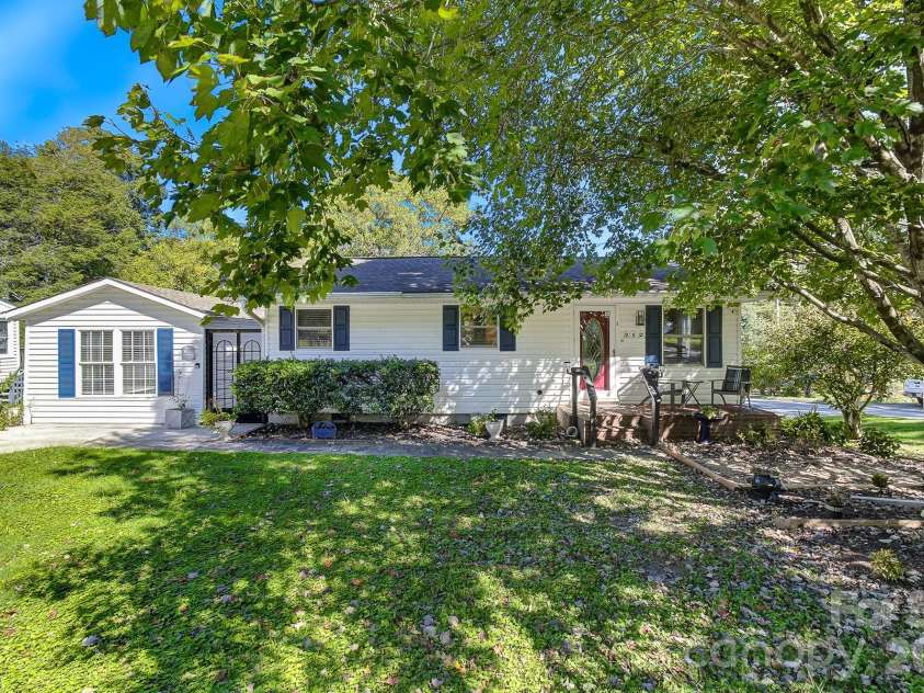 312 Jack Street, Hendersonville, NC 28792.  MLS# CAR4424351, YatesRealty ID 51677. 