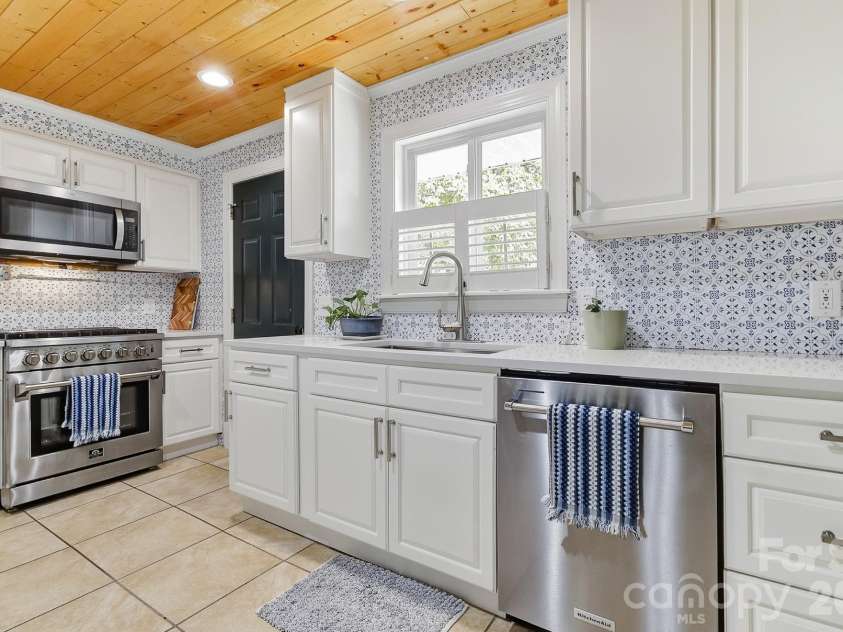 312 Jack Street, Hendersonville, NC 28792.  MLS# CAR4424351, YatesRealty ID 51677. 