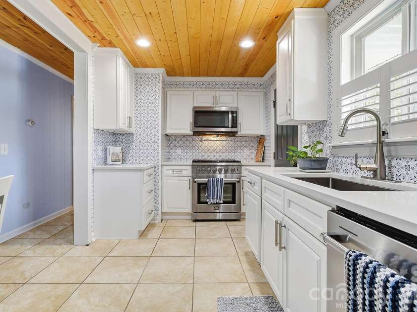 312 Jack Street, Hendersonville, NC 28792.  MLS# CAR4424351, YatesRealty ID 51677. 