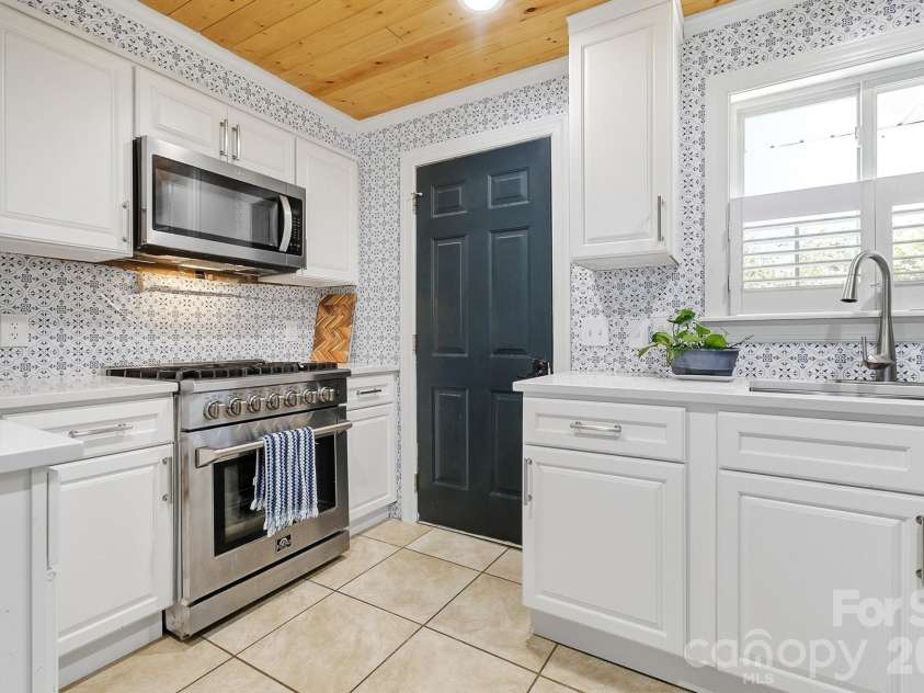 312 Jack Street, Hendersonville, NC 28792.  MLS# CAR4424351, YatesRealty ID 51677. 