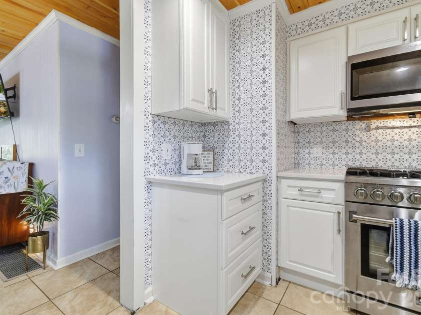 312 Jack Street, Hendersonville, NC 28792.  MLS# CAR4424351, YatesRealty ID 51677. 
