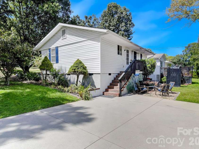 312 Jack Street, Hendersonville, NC 28792.  MLS# CAR4424351, YatesRealty ID 51677. 