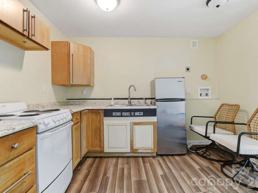312 Jack Street, Hendersonville, NC 28792.  MLS# CAR4424351, YatesRealty ID 51677. 