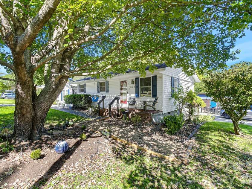 312 Jack Street, Hendersonville, NC 28792.  MLS# CAR4424351, YatesRealty ID 51677. 