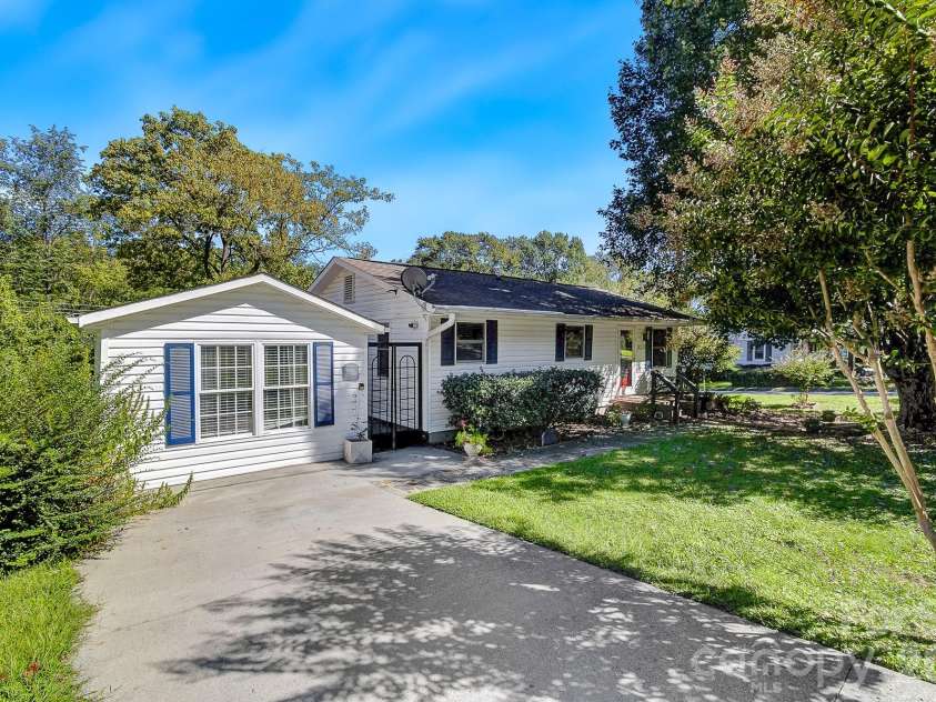 312 Jack Street, Hendersonville, NC 28792.  MLS# CAR4424351, YatesRealty ID 51677. 
