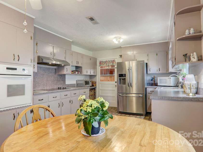 2541 Dellwood Road, Waynesville, NC 28786.  MLS# CAR4243546, YatesRealty ID 5168. The eat-in kitchen in this home can accommodate a large family.