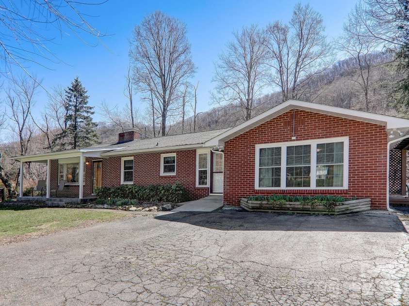 2541 Dellwood Road, Waynesville, NC 28786.  MLS# CAR4243546, YatesRealty ID 5168. Three bedroom, three bathroom single-family home. One of the bedrooms could be turned into another efficiency apartment, leaving a 2 bedroom, 2 bathroom house.