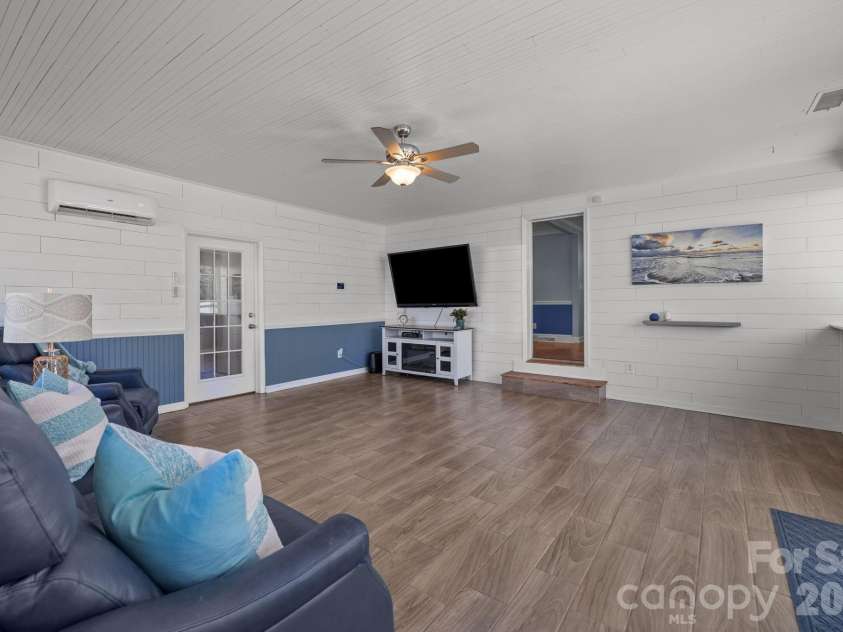7701 Shady Lane, Charlotte, NC 28215.  MLS# CAR4416535, YatesRealty ID 51683. 
