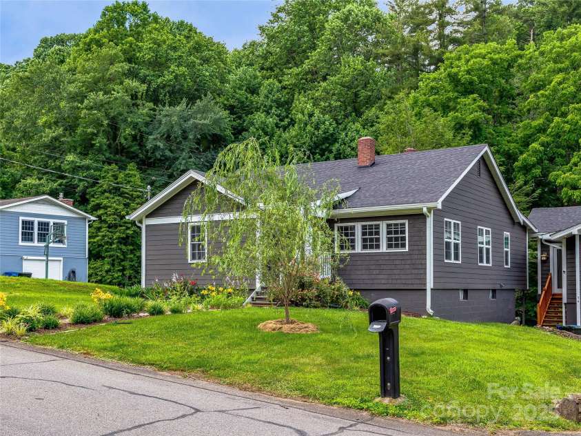 74 & 76 Park Drive, Waynesville, NC 28786.  MLS# CAR4201316, YatesRealty ID 5169. 