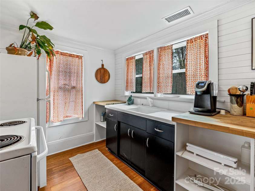 74 & 76 Park Drive, Waynesville, NC 28786.  MLS# CAR4201316, YatesRealty ID 5169. Apartment Kitchen