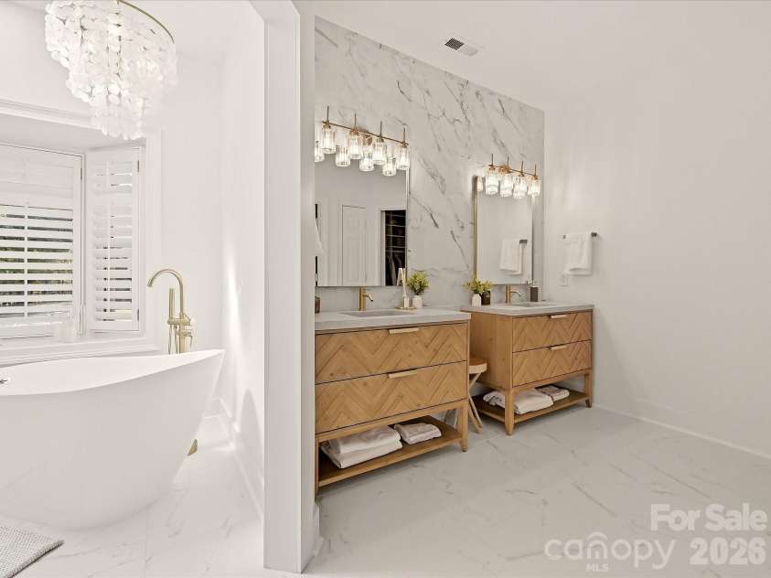 3600 Providence Manor Road, Charlotte, NC 28270.  MLS# CAR4424920, YatesRealty ID 51692. Primary Bath