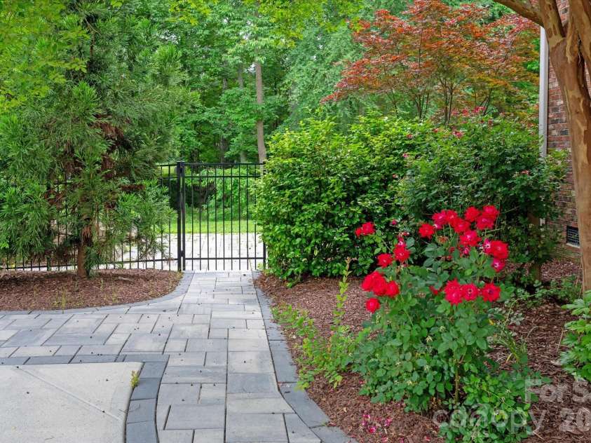 409 Running Horse Lane, Waxhaw, NC 28173.  MLS# CAR4425368, YatesRealty ID 51694. 