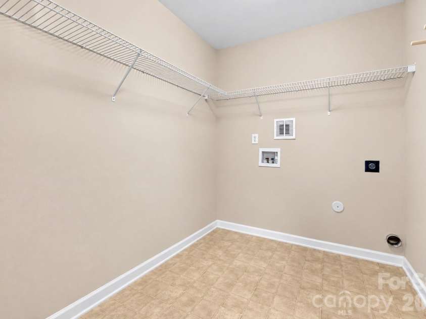 11811 Cheviott Hill Lane, Charlotte, NC 28213.  MLS# CAR4424370, YatesRealty ID 51705. 