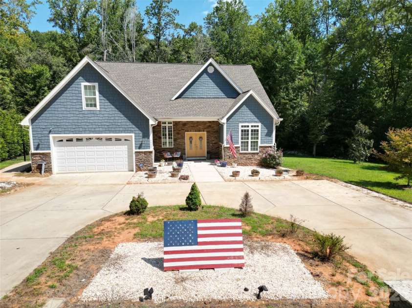 7902 Denbur Drive, Charlotte, NC 28215.  MLS# CAR4424339, YatesRealty ID 51706. 