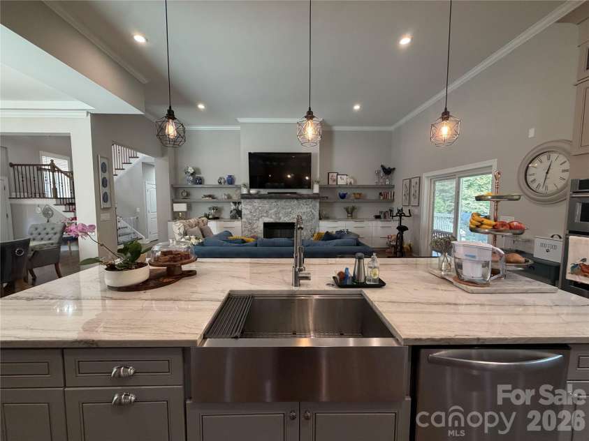 7902 Denbur Drive, Charlotte, NC 28215.  MLS# CAR4424339, YatesRealty ID 51706. 