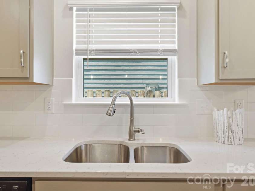 8415 Dumphries Drive, Huntersville, NC 28078.  MLS# CAR4424053, YatesRealty ID 51715. 