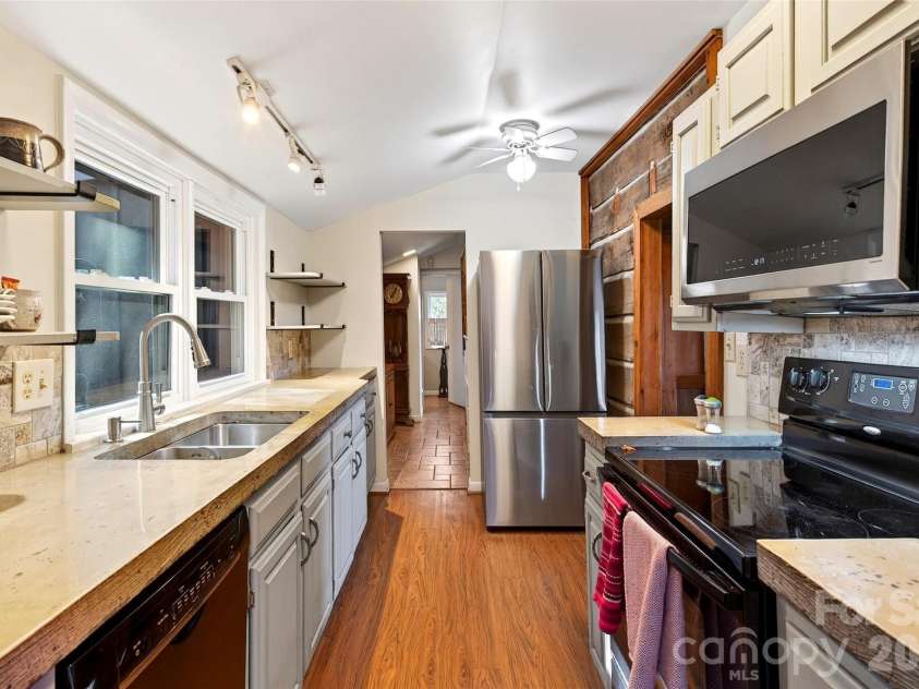 951,953,955,959 NC 9 Highway, Black Mountain, NC 28711.  MLS# CAR4342594, YatesRealty ID 5172. 