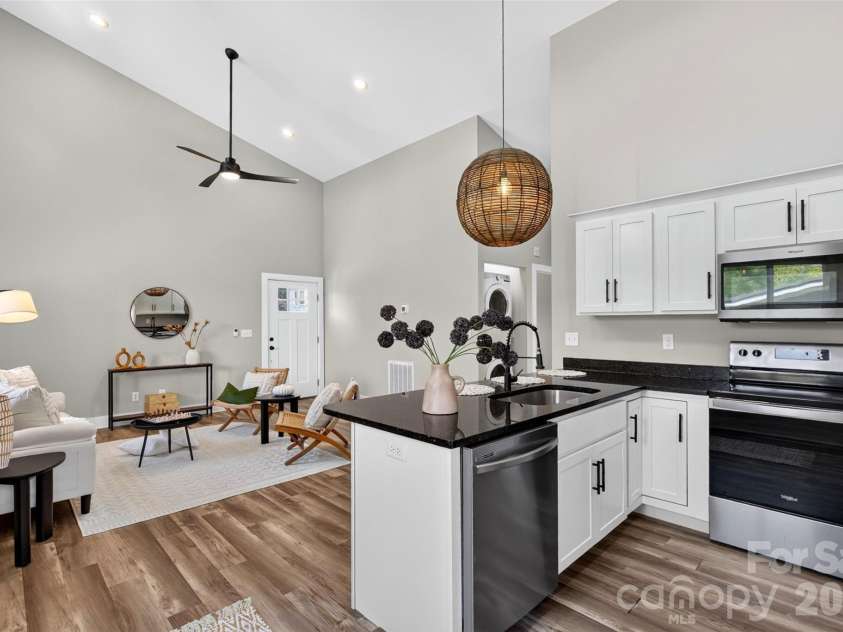 211 Hanover Street, Asheville, NC 28806.  MLS# CAR4425282, YatesRealty ID 51721. Beautiful Open Floor Plan