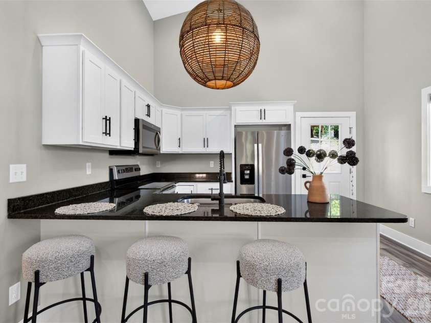 211 Hanover Street, Asheville, NC 28806.  MLS# CAR4425282, YatesRealty ID 51721. Breakfast Bar
