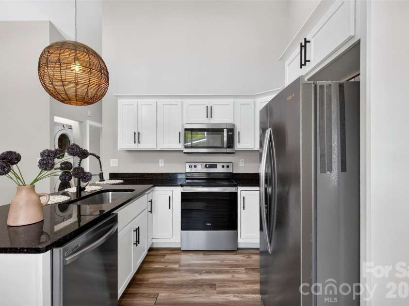 211 Hanover Street, Asheville, NC 28806.  MLS# CAR4425282, YatesRealty ID 51721. Cute Modern Kitchen
