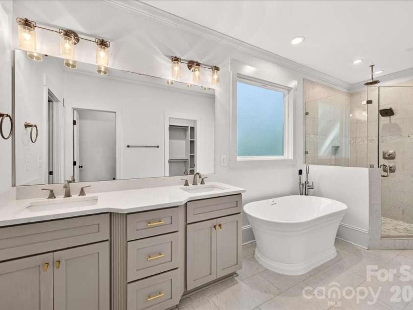 701 Seldon Drive, Charlotte, NC 28216.  MLS# CAR4423405, YatesRealty ID 51731. 