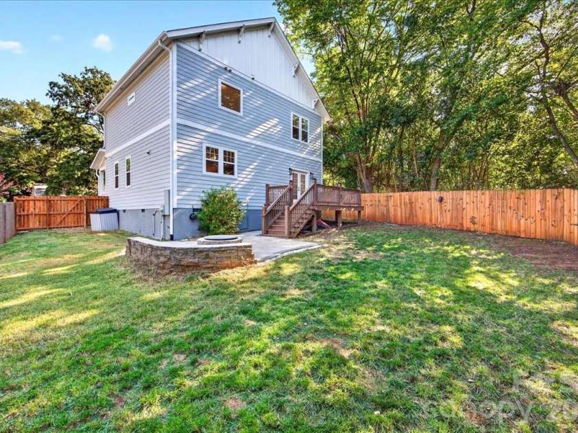701 Seldon Drive, Charlotte, NC 28216.  MLS# CAR4423405, YatesRealty ID 51731. 