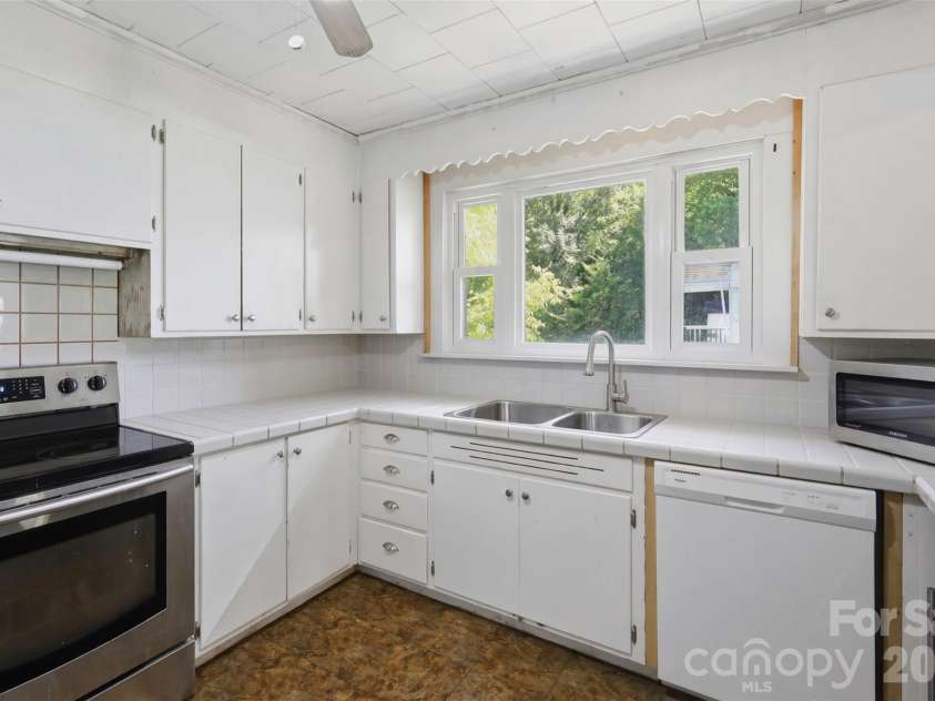 512 1st Street, Conover, NC 28613.  MLS# CAR4423919, YatesRealty ID 51732. 