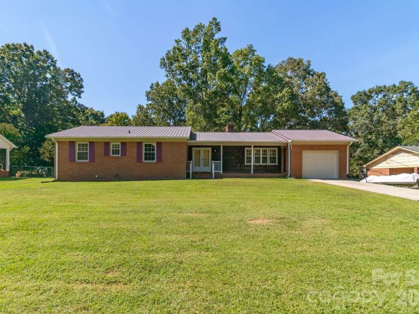 115 Monroe Drive, Lexington, NC 27295.  MLS# CAR4426243, YatesRealty ID 51733. 
