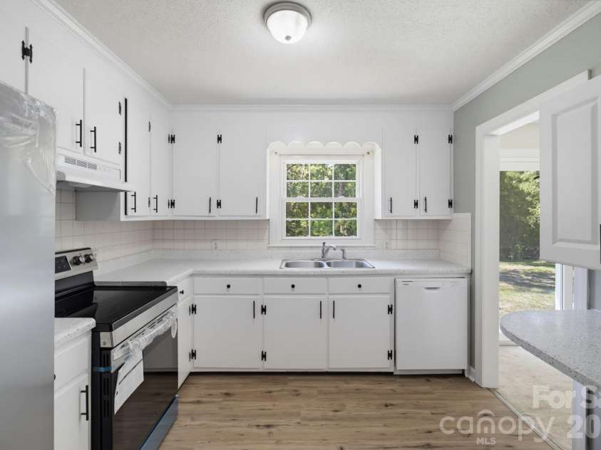 115 Monroe Drive, Lexington, NC 27295.  MLS# CAR4426243, YatesRealty ID 51733. 