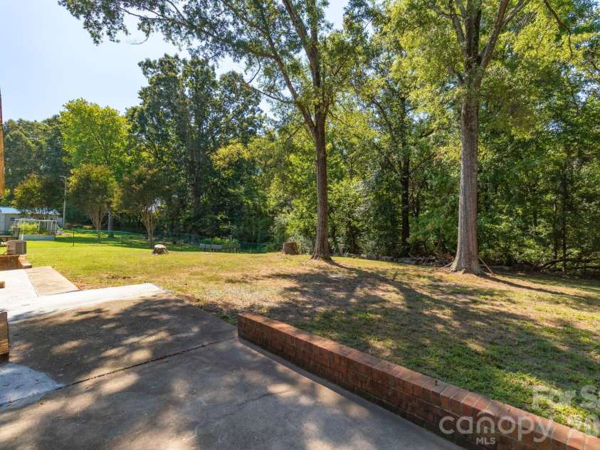 115 Monroe Drive, Lexington, NC 27295.  MLS# CAR4426243, YatesRealty ID 51733. 